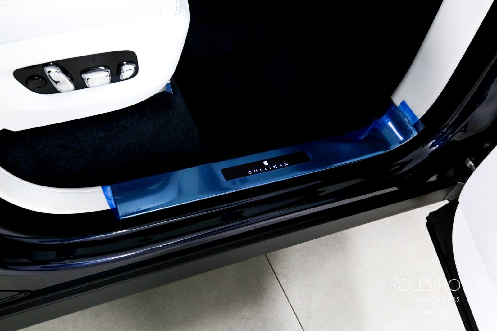 Certified 2024 Rolls-Royce Cullinan AWD/4WD image 37