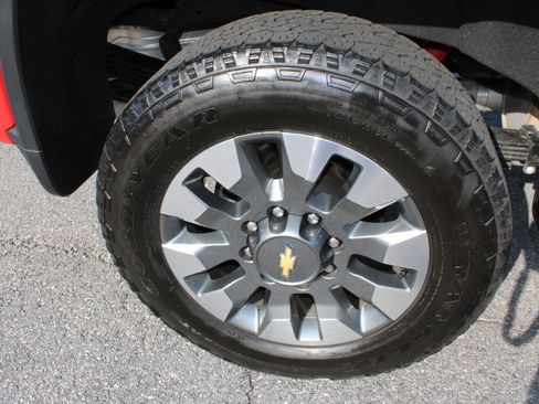 Used 2024 Chevrolet Silverado 2500 LT image 12