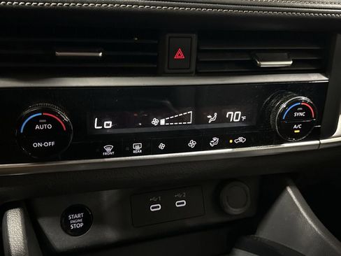 Used 2025 Nissan Rogue SV AWD/4WD image 16