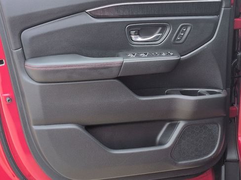 Certified 2025 Honda Pilot Black Edition image 13