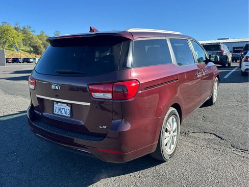 Used 2017 Kia Sedona LX w/ LX Essentials Premium Package image 5