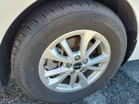 Used 2024 Kia Carnival LX image 12