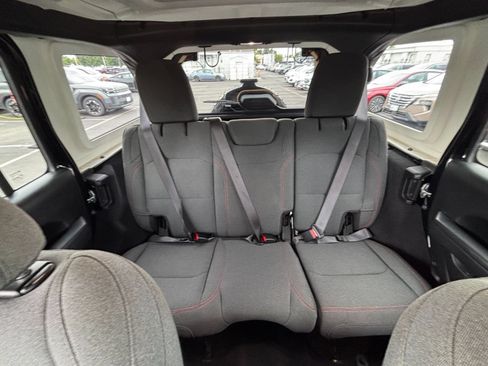 Used 2025 Jeep Wrangler Unlimited Rubicon AWD/4WD image 37