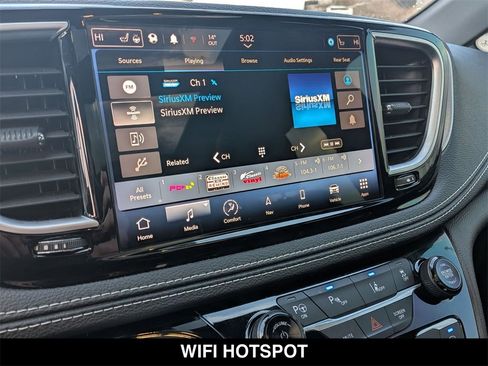 Used 2022 Chrysler Pacifica Limited w/ Uconnect Theater Family Group image 24