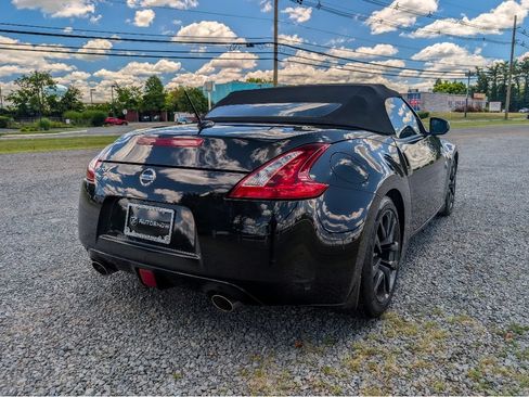 Used 2018 Nissan 370Z Touring RWD image 5