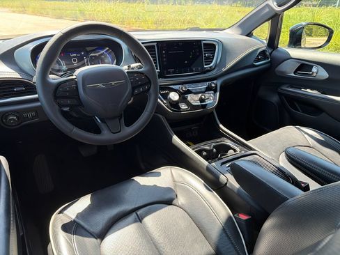 Used 2025 Chrysler Pacifica Limited FWD image 20