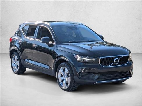 Used 2020 Volvo XC40 T4 Momentum image 3