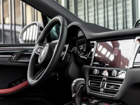 Certified 2025 Porsche Macan AWD/4WD image 42