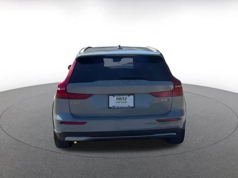 Used 2025 Volvo V60 B5 Cross Country Plus image 11