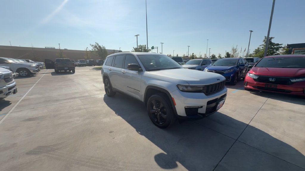 Used 2025 Jeep Grand Cherokee L Limited w/ Black Appearance Package AWD/4WD image 1