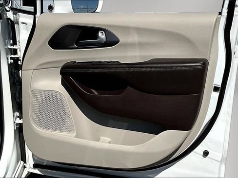 Used 2018 Chrysler Pacifica Touring-L FWD image 25