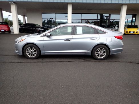 Used 2015 Hyundai Sonata SE image 2
