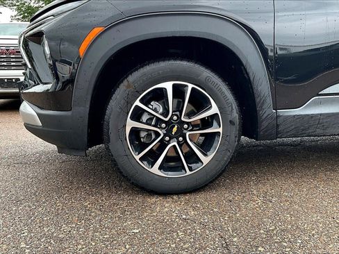 Used 2025 Chevrolet TrailBlazer LT AWD/4WD image 2