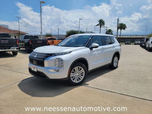 Used 2024 Mitsubishi Outlander ES image 3