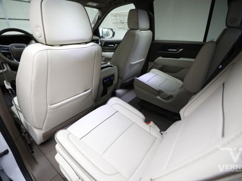 New 2026 GMC Yukon Denali w/ Sun & Power Step Package AWD/4WD image 9