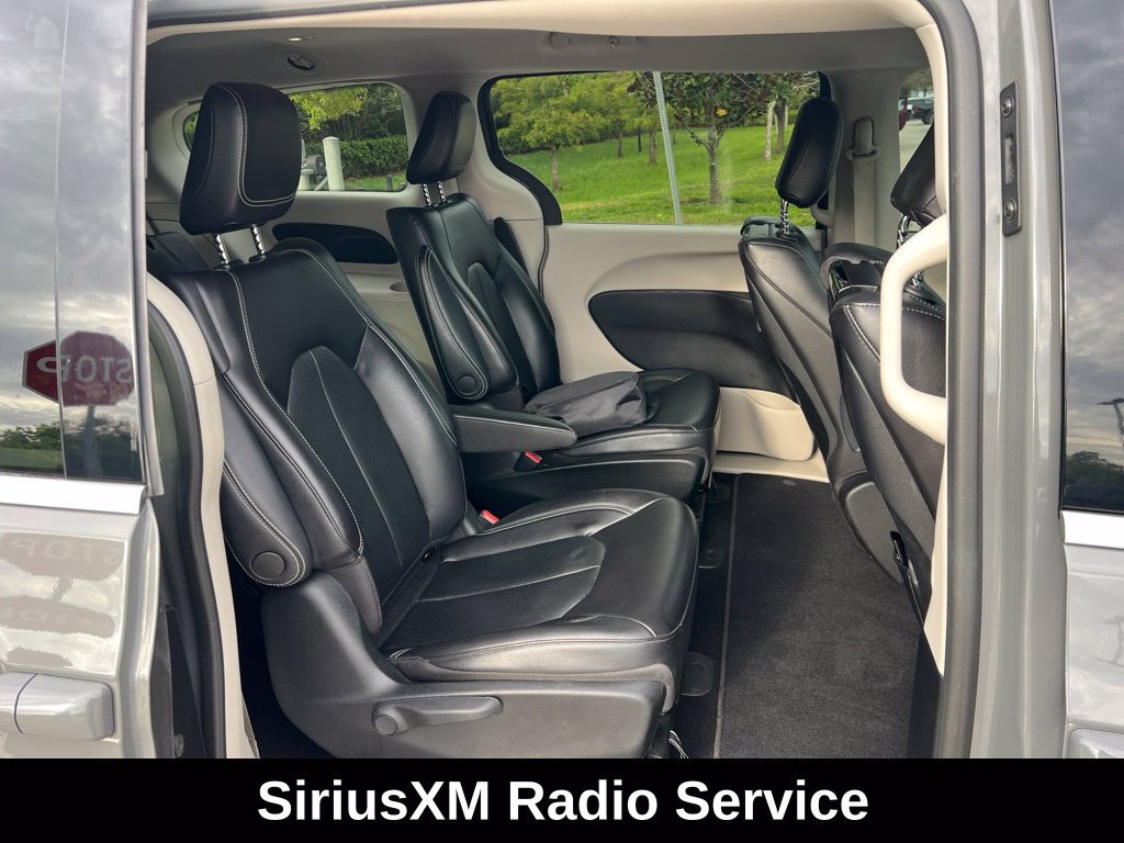 Used 2022 Chrysler Pacifica Touring-L w/ Uconnect Theater Family Group FWD image 16