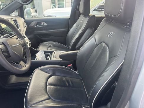 Used 2022 Chrysler Pacifica Limited w/ S Appearance Package image 8