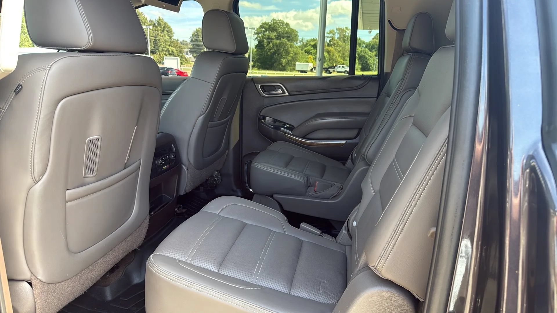 Used 2015 GMC Yukon XL Denali w/ Premium Package AWD/4WD image 17