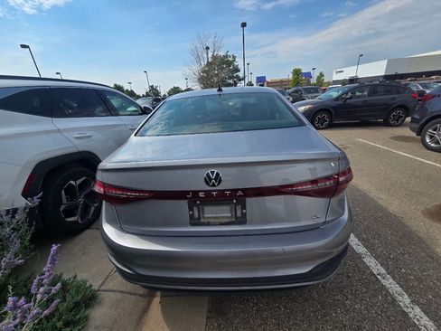 Used 2025 Volkswagen Jetta SE FWD image 3