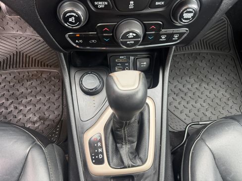 Used 2017 Jeep Cherokee Limited AWD/4WD image 22