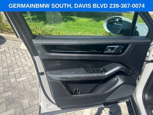 Used 2023 Porsche Cayenne AWD/4WD image 19
