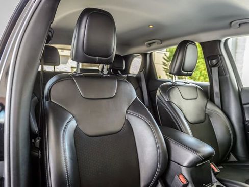 Used 2019 Jeep Cherokee Latitude Plus FWD image 37