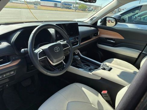 Used 2024 Toyota Grand Highlander AWD image 19