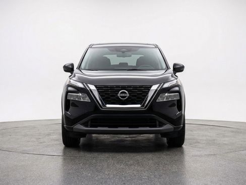 Used 2025 Nissan Rogue SV image 2