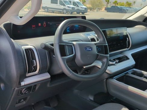 Used 2025 Ford Expedition Active image 14