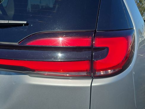 Used 2023 Chrysler Pacifica Limited image 8