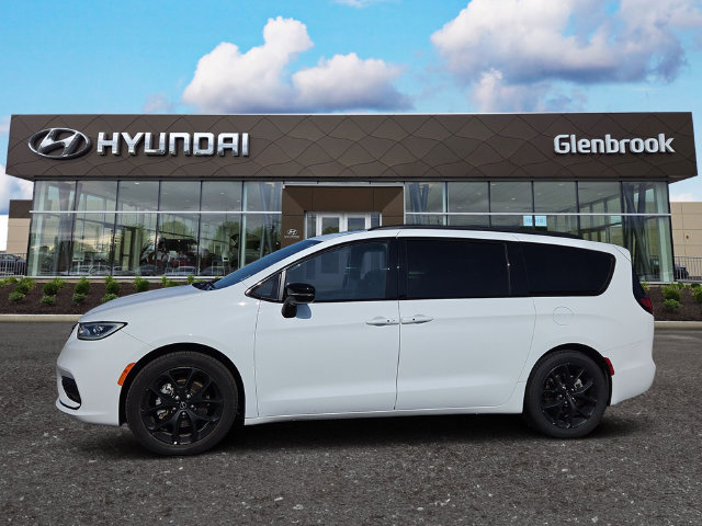 Used 2025 Chrysler Pacifica Limited FWD image 1