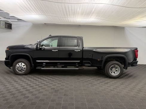 Used 2024 Chevrolet Silverado 3500 High Country w/ Technology Package AWD/4WD image 2