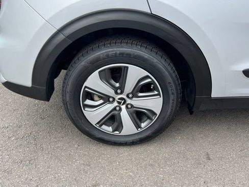 Used 2018 Kia Niro EX FWD image 9