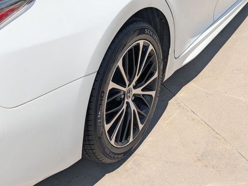 Used 2018 Toyota Camry SE w/ Moonroof Package FWD image 12