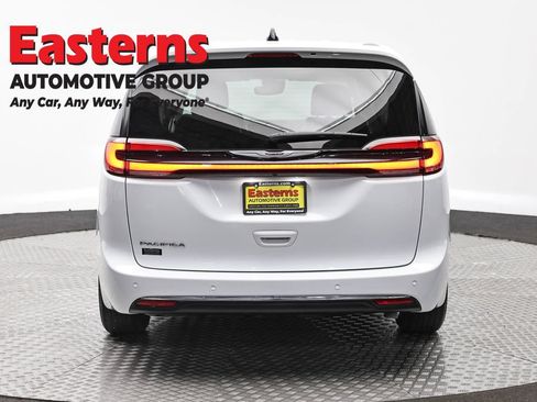 Used 2023 Chrysler Pacifica Touring-L FWD image 6