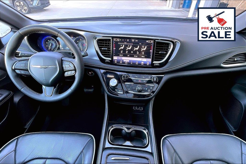 Used 2025 Chrysler Pacifica Limited FWD image 15