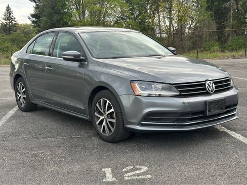 Used 2017 Volkswagen Jetta SE FWD image 3