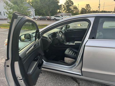 Used 2019 Ford Fusion SE FWD image 9