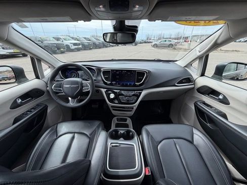 Used 2023 Chrysler Pacifica Touring-L image 26