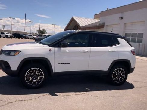 Used 2025 Jeep Compass Trailhawk AWD/4WD image 6