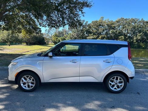 Used 2020 Kia Soul S image 2