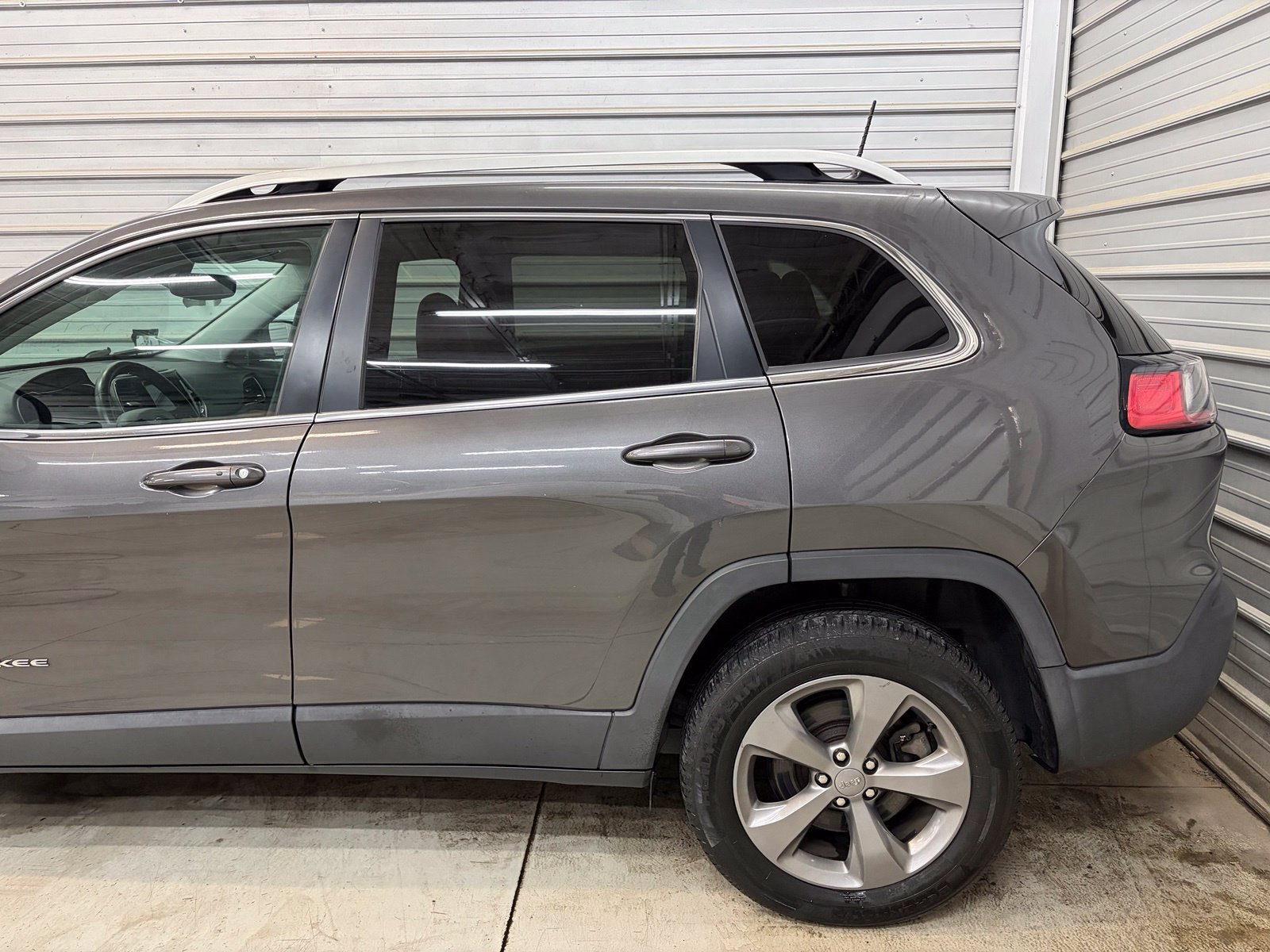 Used 2019 Jeep Cherokee Limited AWD/4WD image 5