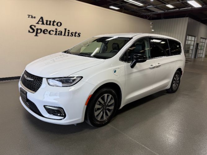 Used 2024 Chrysler Pacifica Limited FWD image 1
