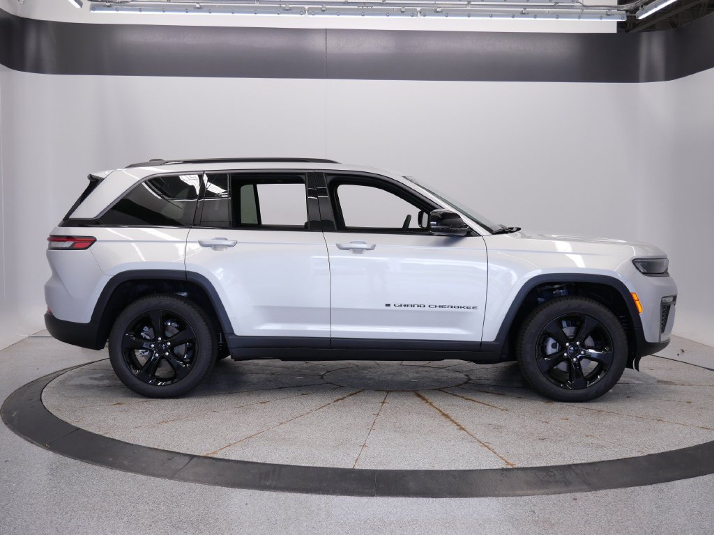 New 2026 Jeep Grand Cherokee Limited w/ Limited Altitude Package AWD/4WD image 8