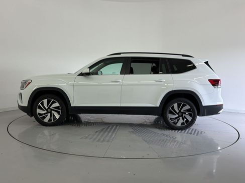 Used 2025 Volkswagen Atlas SE FWD image 2