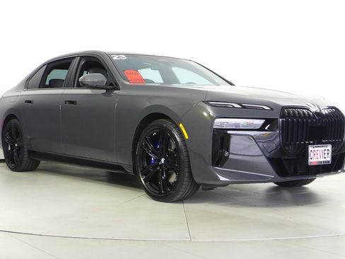 Used 2023 BMW 740i w/ Parking Assistance Package image 4