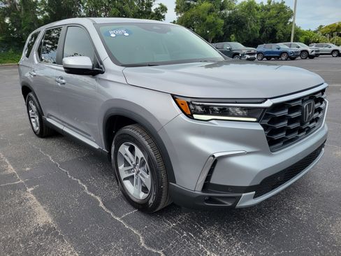 Used 2025 Honda Pilot EX-L image 3