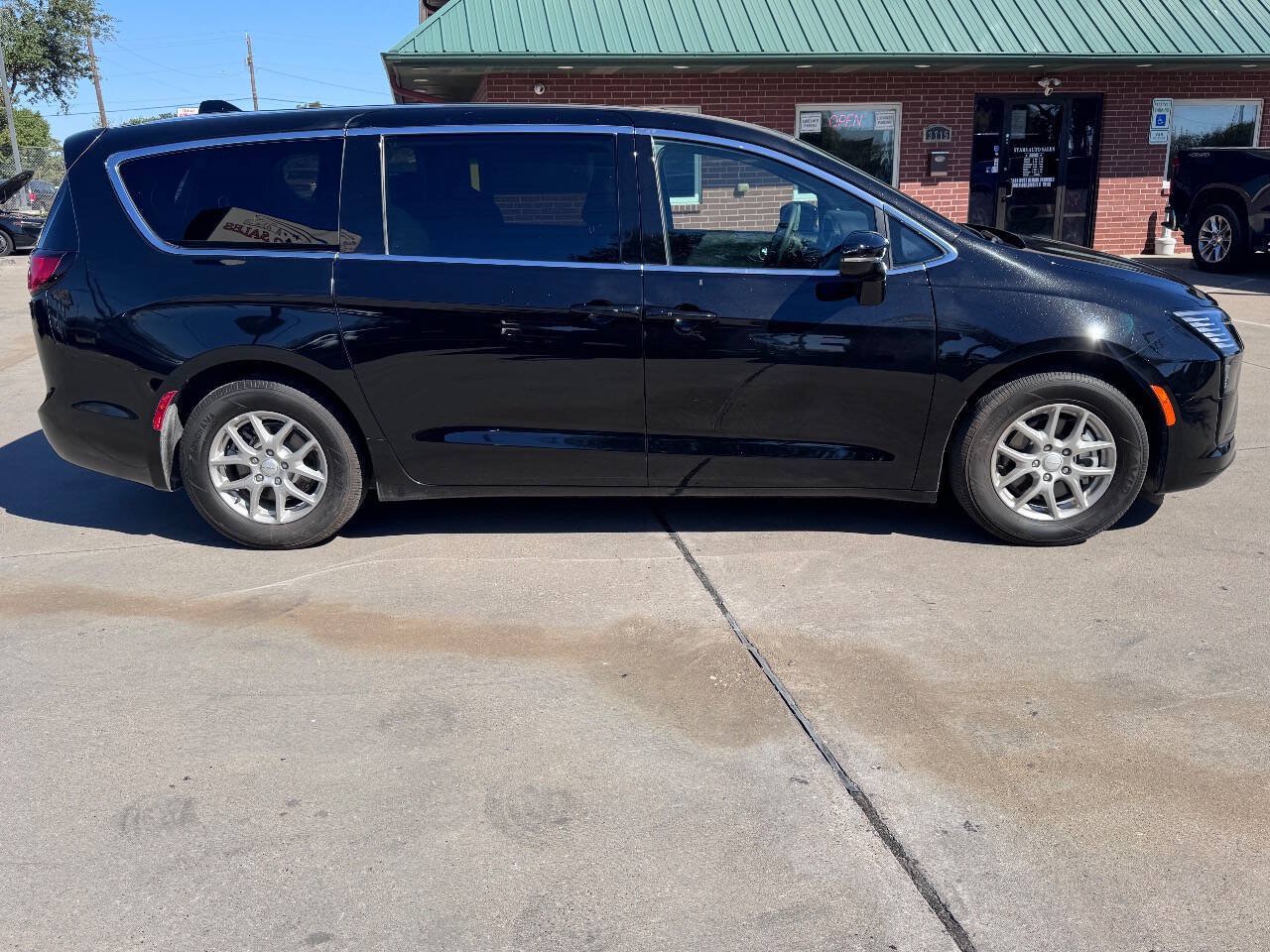 Used 2027 Chrysler Pacifica Select FWD image 4