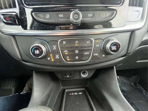 Used 2022 Chevrolet Traverse LT image 18