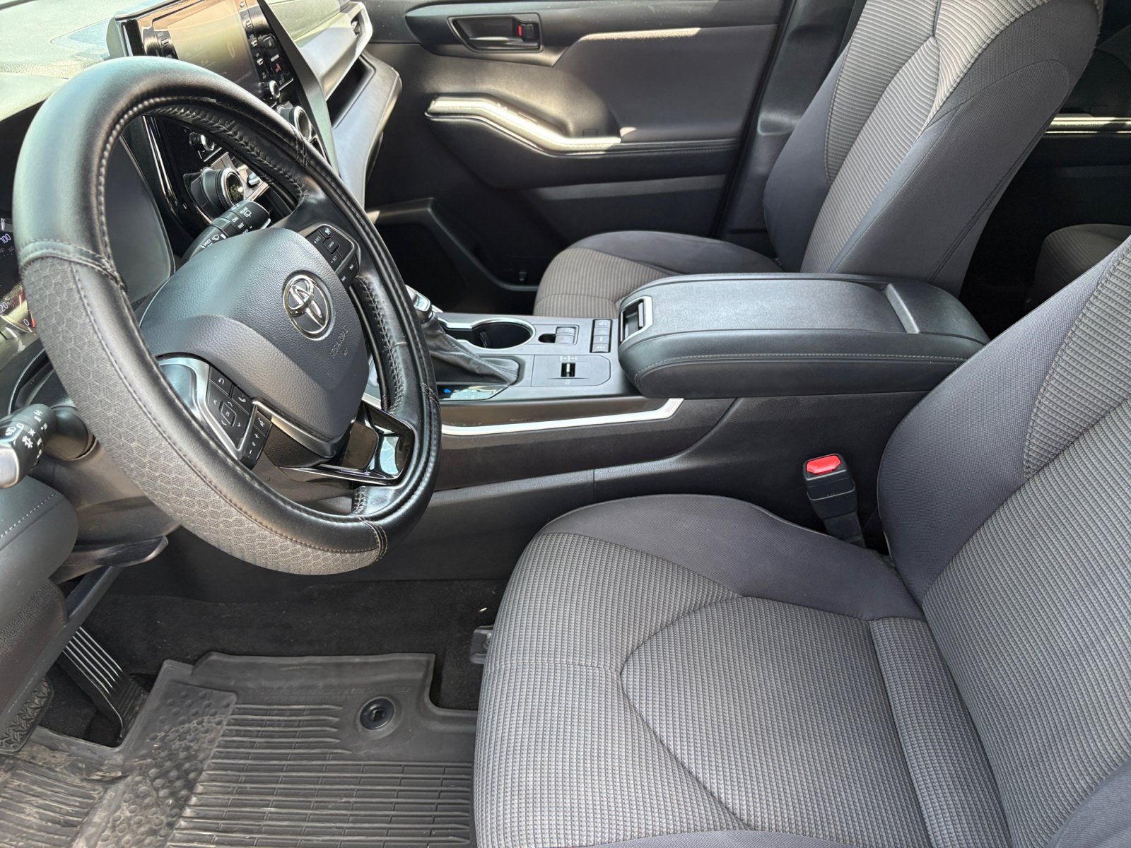 Used 2021 Toyota Highlander LE FWD image 14